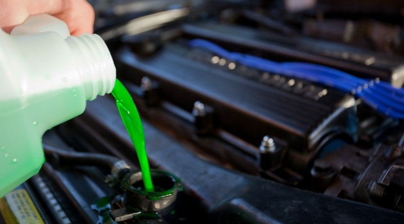 Para qué sirve y cómo se rellena el líquido refrigerante del coche