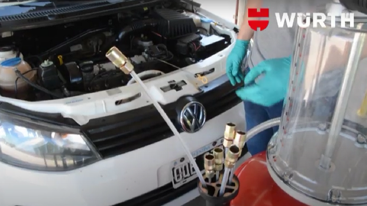 Potencia el cambio de aceite del coche con el limpiador de motor